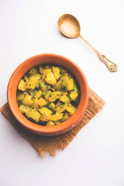 Lauki/doodhi ki sookhi Sabji de şişe kabak kuru sebze tarifi olarak bilinen. bir kase veya karahi hizmet vermektedir. seçici odak