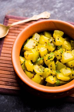 Lauki/doodhi ki sookhi Sabji de şişe kabak kuru sebze tarifi olarak bilinen. bir kase veya karahi hizmet vermektedir. seçici odak