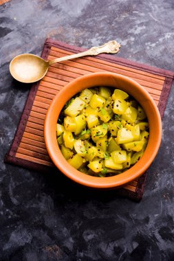 Lauki/doodhi ki sookhi Sabji de şişe kabak kuru sebze tarifi olarak bilinen. bir kase veya karahi hizmet vermektedir. seçici odak