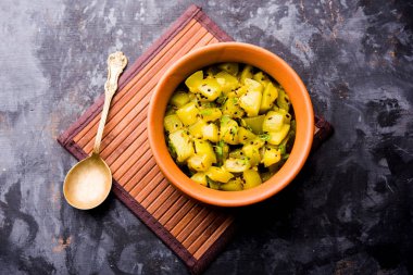 Lauki/doodhi ki sookhi Sabji de şişe kabak kuru sebze tarifi olarak bilinen. bir kase veya karahi hizmet vermektedir. seçici odak