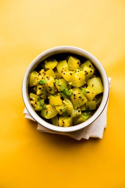 Lauki/doodhi ki sookhi Sabji de şişe kabak kuru sebze tarifi olarak bilinen. bir kase veya karahi hizmet vermektedir. seçici odak