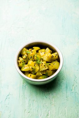 Lauki/doodhi ki sookhi Sabji de şişe kabak kuru sebze tarifi olarak bilinen. bir kase veya karahi hizmet vermektedir. seçici odak