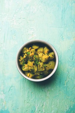 Lauki/doodhi ki sookhi Sabji de şişe kabak kuru sebze tarifi olarak bilinen. bir kase veya karahi hizmet vermektedir. seçici odak