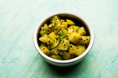 Lauki/doodhi ki sookhi Sabji de şişe kabak kuru sebze tarifi olarak bilinen. bir kase veya karahi hizmet vermektedir. seçici odak