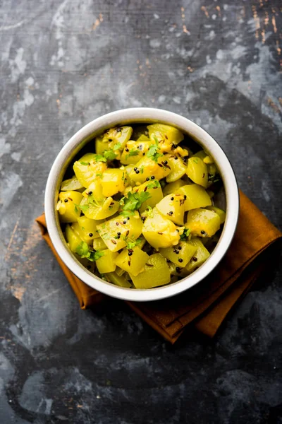 Lauki/doodhi ki sookhi Sabji de şişe kabak kuru sebze tarifi olarak bilinen. bir kase veya karahi hizmet vermektedir. seçici odak