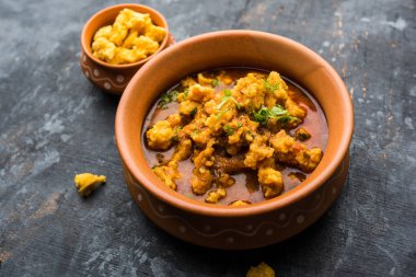 Ev de Moong Wadi veya moongwadi veya moongodi Sabzi olarak bilinen Mung dal masala vadi yaptı. Özellikle Vidarbha bölgesinden popüler bir Maharashtrian tarifi.