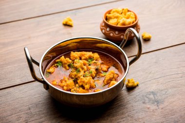 Ev de Moong Wadi veya moongwadi veya moongodi Sabzi olarak bilinen Mung dal masala vadi yaptı. Özellikle Vidarbha bölgesinden popüler bir Maharashtrian tarifi.