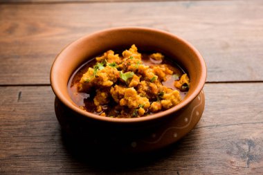 Ev de Moong Wadi veya moongwadi veya moongodi Sabzi olarak bilinen Mung dal masala vadi yaptı. Özellikle Vidarbha bölgesinden popüler bir Maharashtrian tarifi.