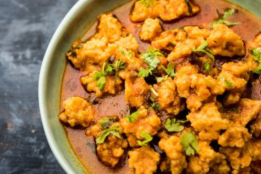 Ev de Moong Wadi veya moongwadi veya moongodi Sabzi olarak bilinen Mung dal masala vadi yaptı. Özellikle Vidarbha bölgesinden popüler bir Maharashtrian tarifi.