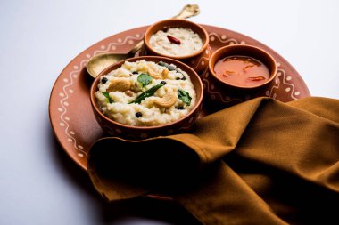 Ven Pongal tarifi popüler bir Güney Hint Gıda pirinç & Moong dal ile hazırlanan ve sambar ve Hindistan cevizi Chutney ile hizmet, seçici odak