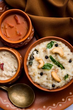 Ven Pongal tarifi popüler bir Güney Hint Gıda pirinç & Moong dal ile hazırlanan ve sambar ve Hindistan cevizi Chutney ile hizmet, seçici odak