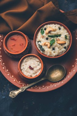 Ven Pongal tarifi popüler bir Güney Hint Gıda pirinç & Moong dal ile hazırlanan ve sambar ve Hindistan cevizi Chutney ile hizmet, seçici odak