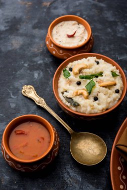 Ven Pongal tarifi popüler bir Güney Hint Gıda pirinç & Moong dal ile hazırlanan ve sambar ve Hindistan cevizi Chutney ile hizmet, seçici odak
