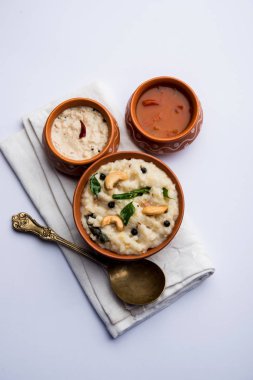 Ven Pongal tarifi popüler bir Güney Hint Gıda pirinç & Moong dal ile hazırlanan ve sambar ve Hindistan cevizi Chutney ile hizmet, seçici odak