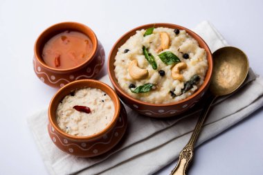 Ven Pongal tarifi popüler bir Güney Hint Gıda pirinç & Moong dal ile hazırlanan ve sambar ve Hindistan cevizi Chutney ile hizmet, seçici odak
