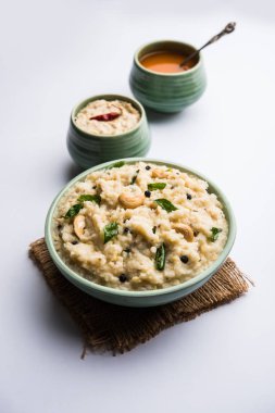 Ven Pongal tarifi popüler bir Güney Hint Gıda pirinç & Moong dal ile hazırlanan ve sambar ve Hindistan cevizi Chutney ile hizmet, seçici odak