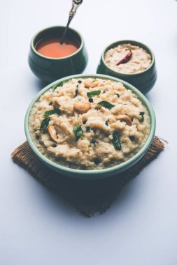 Ven Pongal tarifi popüler bir Güney Hint Gıda pirinç & Moong dal ile hazırlanan ve sambar ve Hindistan cevizi Chutney ile hizmet, seçici odak