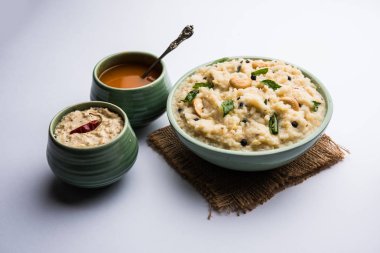 Ven Pongal tarifi popüler bir Güney Hint Gıda pirinç & Moong dal ile hazırlanan ve sambar ve Hindistan cevizi Chutney ile hizmet, seçici odak