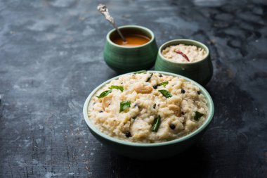Ven Pongal tarifi popüler bir Güney Hint Gıda pirinç & Moong dal ile hazırlanan ve sambar ve Hindistan cevizi Chutney ile hizmet, seçici odak