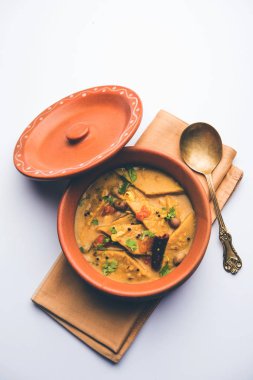 Dal Dhokli, varan Phal veya Chakolya bir Gujarati, Rajasthani ve Maharashtrian çanak bir dal içinde haşlanmış elmas şekli buğday unu kek kullanılarak yapılmıştır. Kolay bir pot yemeği. bir kase servis.