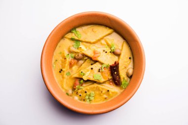 Dal Dhokli, varan Phal veya Chakolya bir Gujarati, Rajasthani ve Maharashtrian çanak bir dal içinde haşlanmış elmas şekli buğday unu kek kullanılarak yapılmıştır. Kolay bir pot yemeği. bir kase servis.