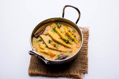 Dal Dhokli, varan Phal veya Chakolya bir Gujarati, Rajasthani ve Maharashtrian çanak bir dal içinde haşlanmış elmas şekli buğday unu kek kullanılarak yapılmıştır. Kolay bir pot yemeği. bir kase servis.