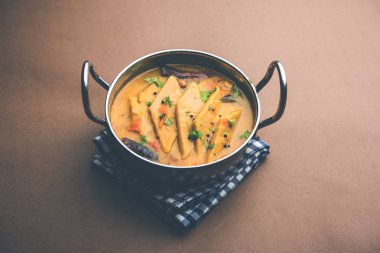 Dal Dhokli, varan Phal veya Chakolya bir Gujarati, Rajasthani ve Maharashtrian çanak bir dal içinde haşlanmış elmas şekli buğday unu kek kullanılarak yapılmıştır. Kolay bir pot yemeği. bir kase servis.