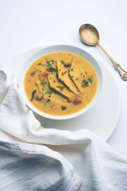 Dal Dhokli, varan Phal veya Chakolya bir Gujarati, Rajasthani ve Maharashtrian çanak bir dal içinde haşlanmış elmas şekli buğday unu kek kullanılarak yapılmıştır. Kolay bir pot yemeği. bir kase servis.