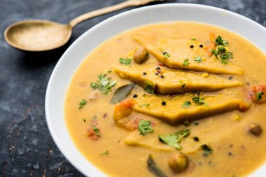 Dal Dhokli, varan Phal veya Chakolya bir Gujarati, Rajasthani ve Maharashtrian çanak bir dal içinde haşlanmış elmas şekli buğday unu kek kullanılarak yapılmıştır. Kolay bir pot yemeği. bir kase servis.