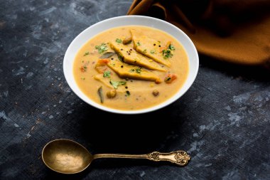 Dal Dhokli, varan Phal veya Chakolya bir Gujarati, Rajasthani ve Maharashtrian çanak bir dal içinde haşlanmış elmas şekli buğday unu kek kullanılarak yapılmıştır. Kolay bir pot yemeği. bir kase servis.