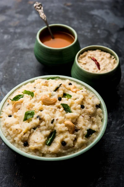 ベンポンガルレシピは ムーンダルで調製し サンバーとココナッツチャツネ 選択的な焦点を添えた人気の南インド料理です — ストック写真