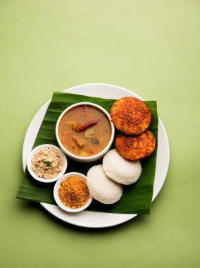 Podi Idli, hızlı ve kolay bir aperitifler ile yapılır. Sambar ve Hindistan cevizi Chutney ile hizmet vermektedir. seçici odak