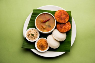 Podi Idli, hızlı ve kolay bir aperitifler ile yapılır. Sambar ve Hindistan cevizi Chutney ile hizmet vermektedir. seçici odak