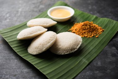Podi Idli, hızlı ve kolay bir aperitifler ile yapılır. Sambar ve Hindistan cevizi Chutney ile hizmet vermektedir. seçici odak