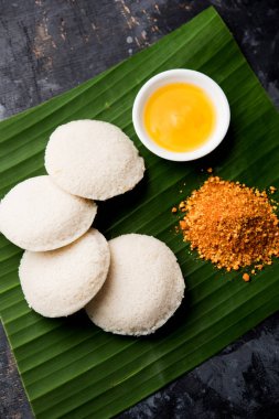 Podi Idli, hızlı ve kolay bir aperitifler ile yapılır. Sambar ve Hindistan cevizi Chutney ile hizmet vermektedir. seçici odak