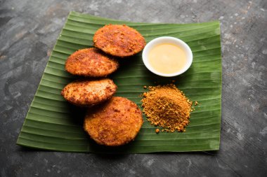 Podi Idli, hızlı ve kolay bir aperitifler ile yapılır. Sambar ve Hindistan cevizi Chutney ile hizmet vermektedir. seçici odak