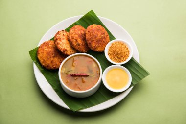 Podi Idli, hızlı ve kolay bir aperitifler ile yapılır. Sambar ve Hindistan cevizi Chutney ile hizmet vermektedir. seçici odak