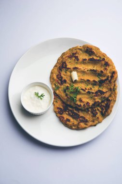 Thalip, Hindistan, Maharashtra popüler tuzlu Multi-grain pancake bir türüdür Hint Curd/tereyağı veya Ghee ile hizmet