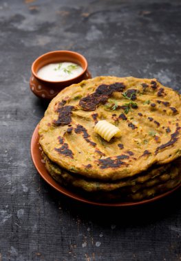 Thalip, Hindistan, Maharashtra popüler tuzlu Multi-grain pancake bir türüdür Hint Curd/tereyağı veya Ghee ile hizmet
