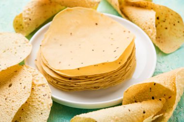 Kavrulmuş koni, rulo ve düz varyasyon ile çiğ kurutulmuş formda Gujarati Papad veya Papadum