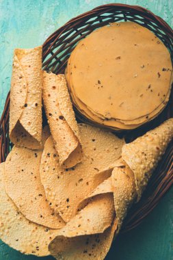 Kavrulmuş koni, rulo ve düz varyasyon ile çiğ kurutulmuş formda Gujarati Papad veya Papadum