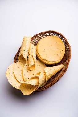 Kavrulmuş koni, rulo ve düz varyasyon ile çiğ kurutulmuş formda Gujarati Papad veya Papadum