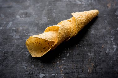 Kavrulmuş koni, rulo ve düz varyasyon ile çiğ kurutulmuş formda Gujarati Papad veya Papadum