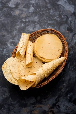 Kavrulmuş koni, rulo ve düz varyasyon ile çiğ kurutulmuş formda Gujarati Papad veya Papadum