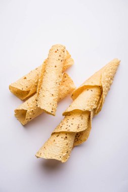Kavrulmuş koni, rulo ve düz varyasyon ile çiğ kurutulmuş formda Gujarati Papad veya Papadum