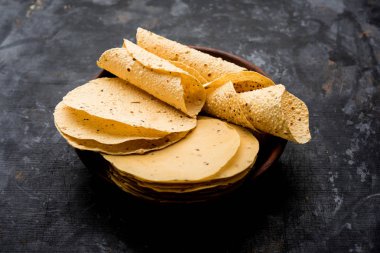 Kavrulmuş koni, rulo ve düz varyasyon ile çiğ kurutulmuş formda Gujarati Papad veya Papadum