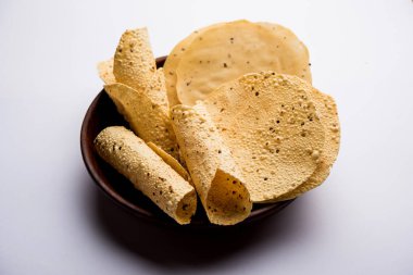 Kavrulmuş koni, rulo ve düz varyasyon ile çiğ kurutulmuş formda Gujarati Papad veya Papadum