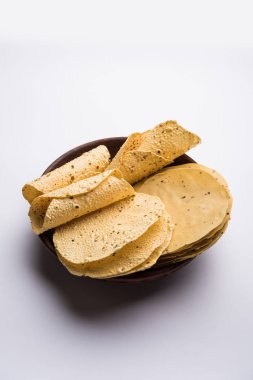 Kavrulmuş koni, rulo ve düz varyasyon ile çiğ kurutulmuş formda Gujarati Papad veya Papadum