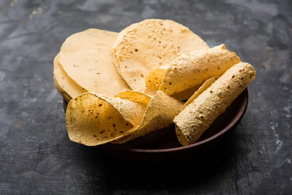 Kavrulmuş koni, rulo ve düz varyasyon ile çiğ kurutulmuş formda Gujarati Papad veya Papadum