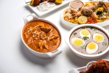 Çeşitli Hint Non Vejetaryen gıda tarifi bir grup servis edilir. Tavuk Köri, Koyun Masala, Anda / yumurta köri, Tereyağı tavuk, biryani, tandır murg, tavuk-tikka ve naan / roti içerir